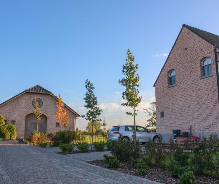 Huis met oprit en garage achteraan